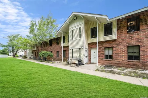 10 Houston Ct #10, Coram, NY 11727