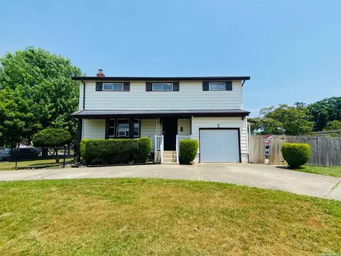 81 Jefferson Ave, Brentwood, NY 11717