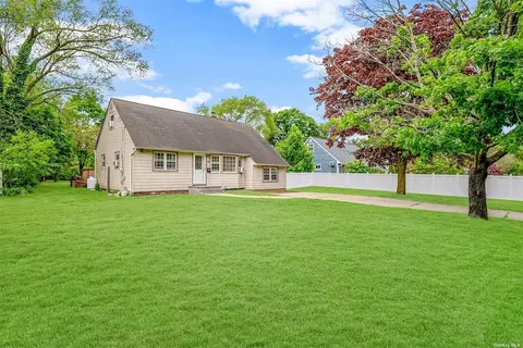 38 W Lakeland St, Bay Shore, NY 11706