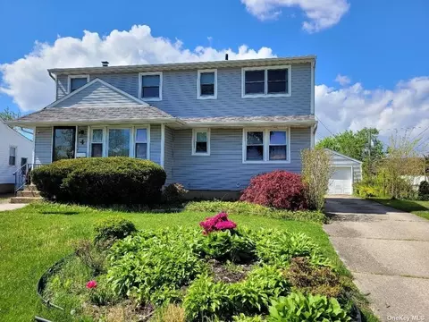 4 Crown St, Hicksville, NY 11801