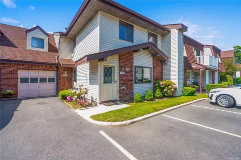 193 E Cambridge Dr E #193, Copiague, NY 11726