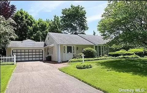 92 Parkview Dr, Albertson, NY 11507