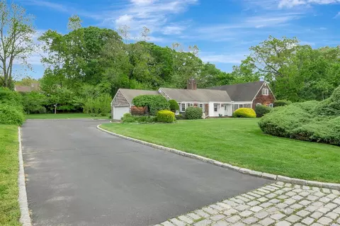 25 Teapot Ln, Smithtown, NY 11787