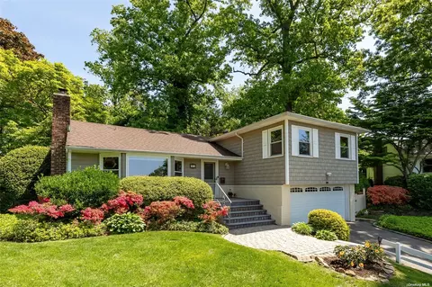 81 Essex Ct, Port Washington, NY 11050