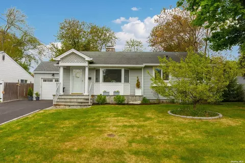 305 Glynn St, North Babylon, NY 11703