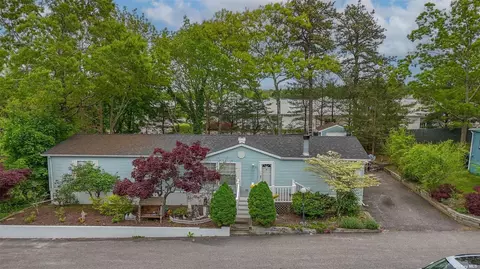 433 73 Mill Rd, Calverton, NY 11933