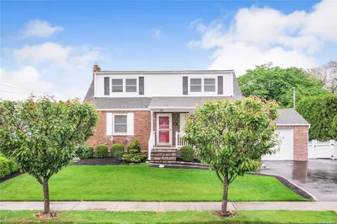 390 N Ontario Ave, Lindenhurst, NY 11757