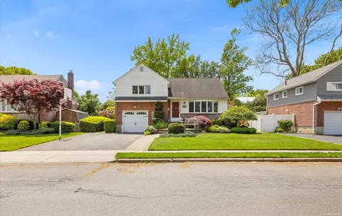 35 Marilyn Blvd, Plainview, NY 11803