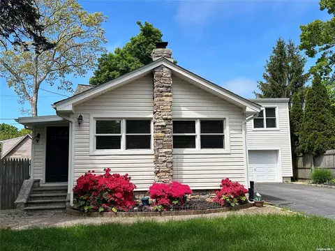 26 Jupiter Rd, Rocky Point, NY 11778