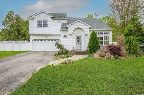 10 Lovers Ln, Medford, NY 11763