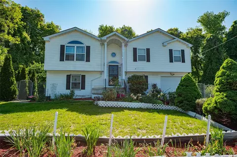 15 Pine St, Wyandanch, NY 11798