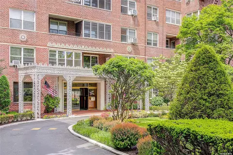 67-38 108th St #D32, Forest Hills, NY 11375