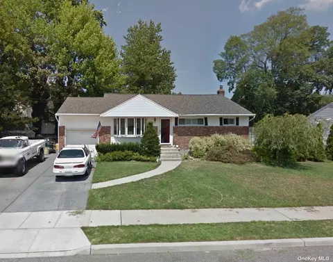 63 Hampshire Dr, Farmingdale, NY 11735