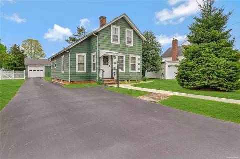 41 West Ave, West Sayville, NY 11796