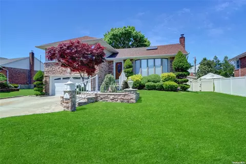 557 N Suffolk Ave, Massapequa, NY 11758