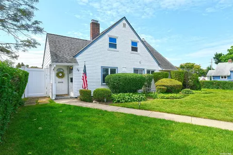 26 Toller Ln, Levittown, NY 11756