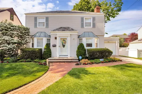 53 Kennedy Ave, Rockville Centre, NY 11570