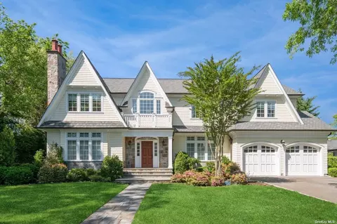 15 St Pauls Cres, Garden City, NY 11530