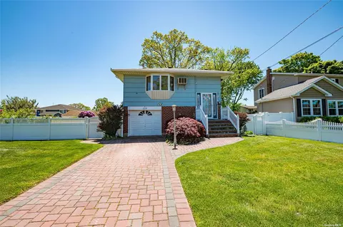225 41st St, Lindenhurst, NY 11757