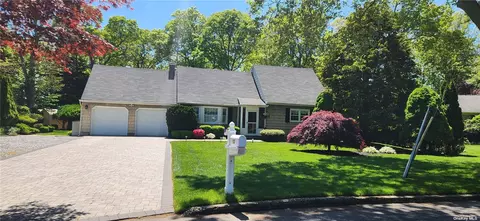 10 Annette Ln, East Moriches, NY 11940
