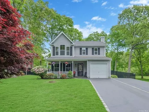 514 Rowlinson Dr, Shirley, NY 11967
