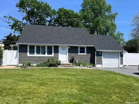 93 Applegate Dr, Central Islip, NY 11722 photo 1
