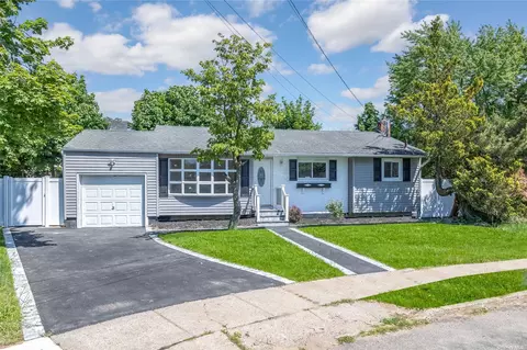 19 Matthew Dr, Amityville, NY 11701