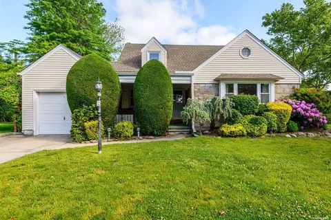 2 Peter Ln, New Hyde Park, NY 11040