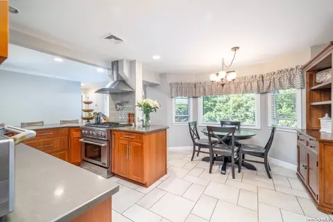 296 Hamilton Rd, Rockville Centre, NY 11570