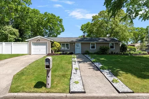 15 Lee St, Hauppauge, NY 11788