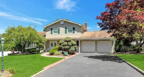 32 Berkshire Dr, Hauppauge, NY 11788