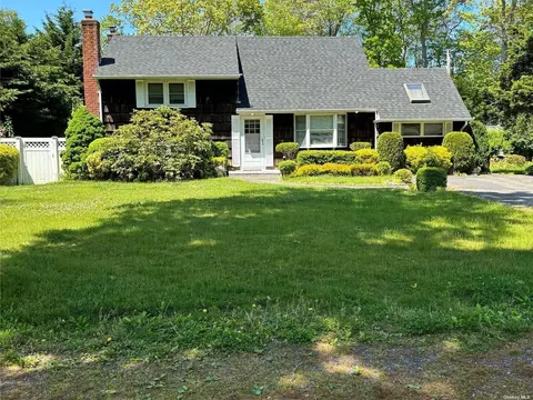 132 Vanderbilt Blvd, Oakdale, NY 11769