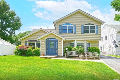 8 Daisy Ln, Levittown, NY 11756