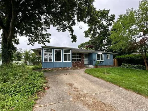 22 Plane Tree Ln, Saint James, NY 11780