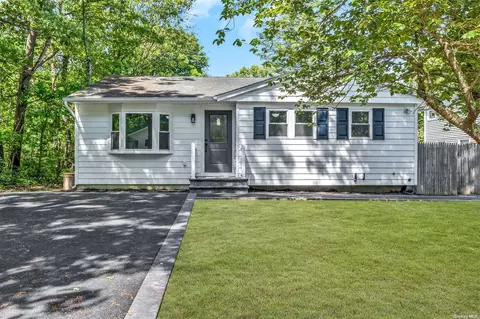 288 Magnolia Dr, Selden, NY 11784
