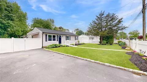 12 Bradley St, Brentwood, NY 11717