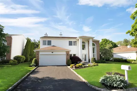 142 Country Club Dr #142, Commack, NY 11725