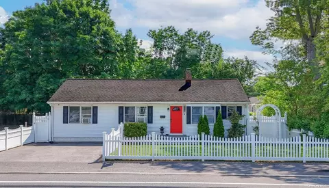 217 Ronkonkoma Ave, Lake Ronkonkoma, NY 11779