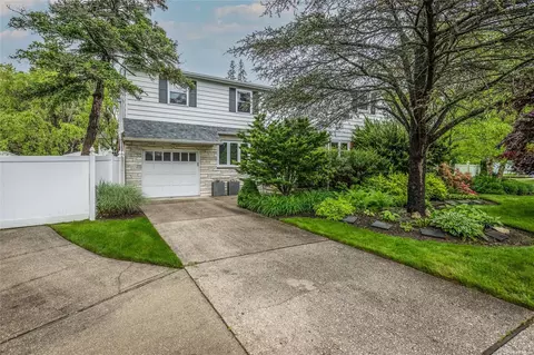 11 Poplar Pl, Bay Shore, NY 11706
