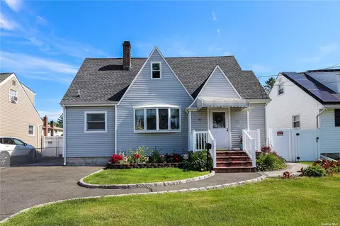 148 34th St, Lindenhurst, NY 11757