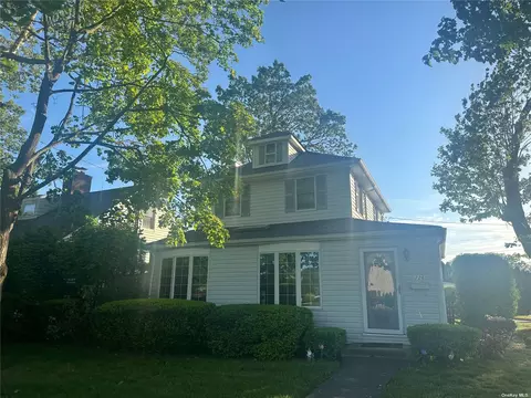 226 E 1st St, Deer Park, NY 11729