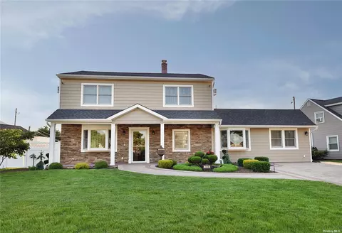 169 Shelter Ln, Levittown, NY 11756