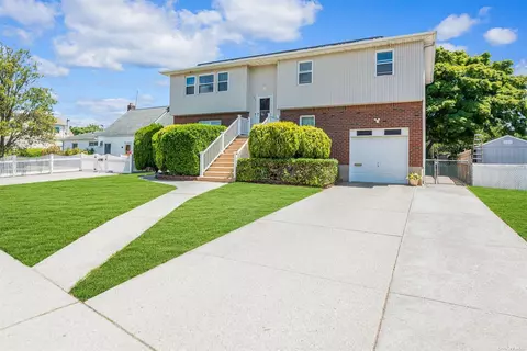 189 Water Ln S, Levittown, NY 11756