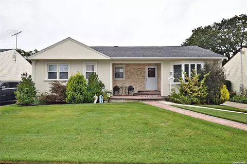 700 Dickens Ave, Franklin Square, NY 11010
