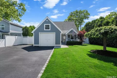 528 Oak Neck Rd, West Islip, NY 11795