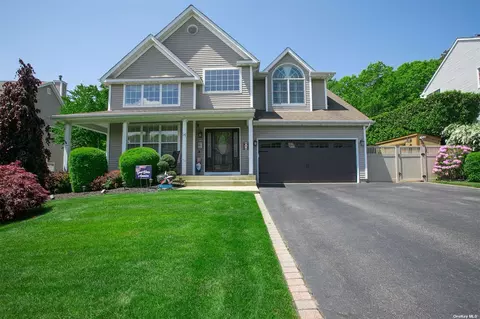 14 Manorview Way, Manorville, NY 11949