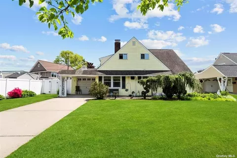 9 Deer Ln, Wantagh, NY 11793