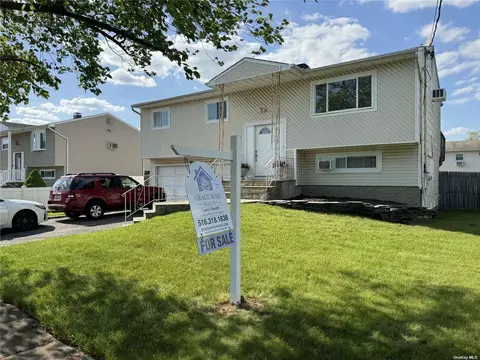44 Sand St, Massapequa, NY 11758