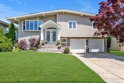 1751 John St, Merrick, NY 11566
