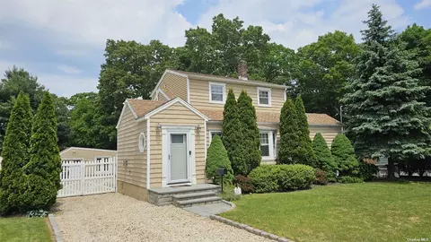 15 Whitney Ave, East Norwich, NY 11732